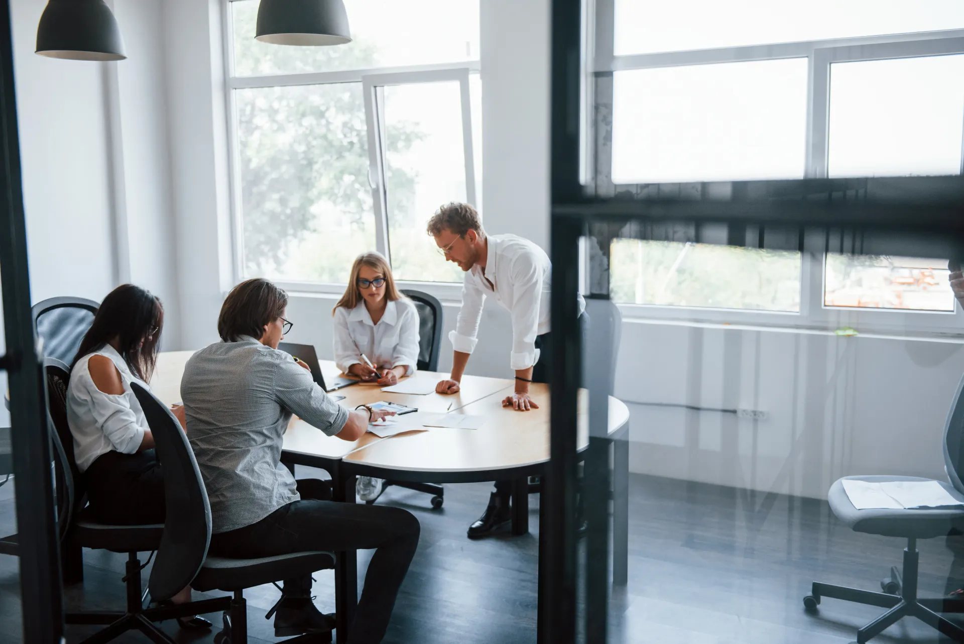 Säljteam i konferensrum som diskuterar intern eller extern mötesbokare