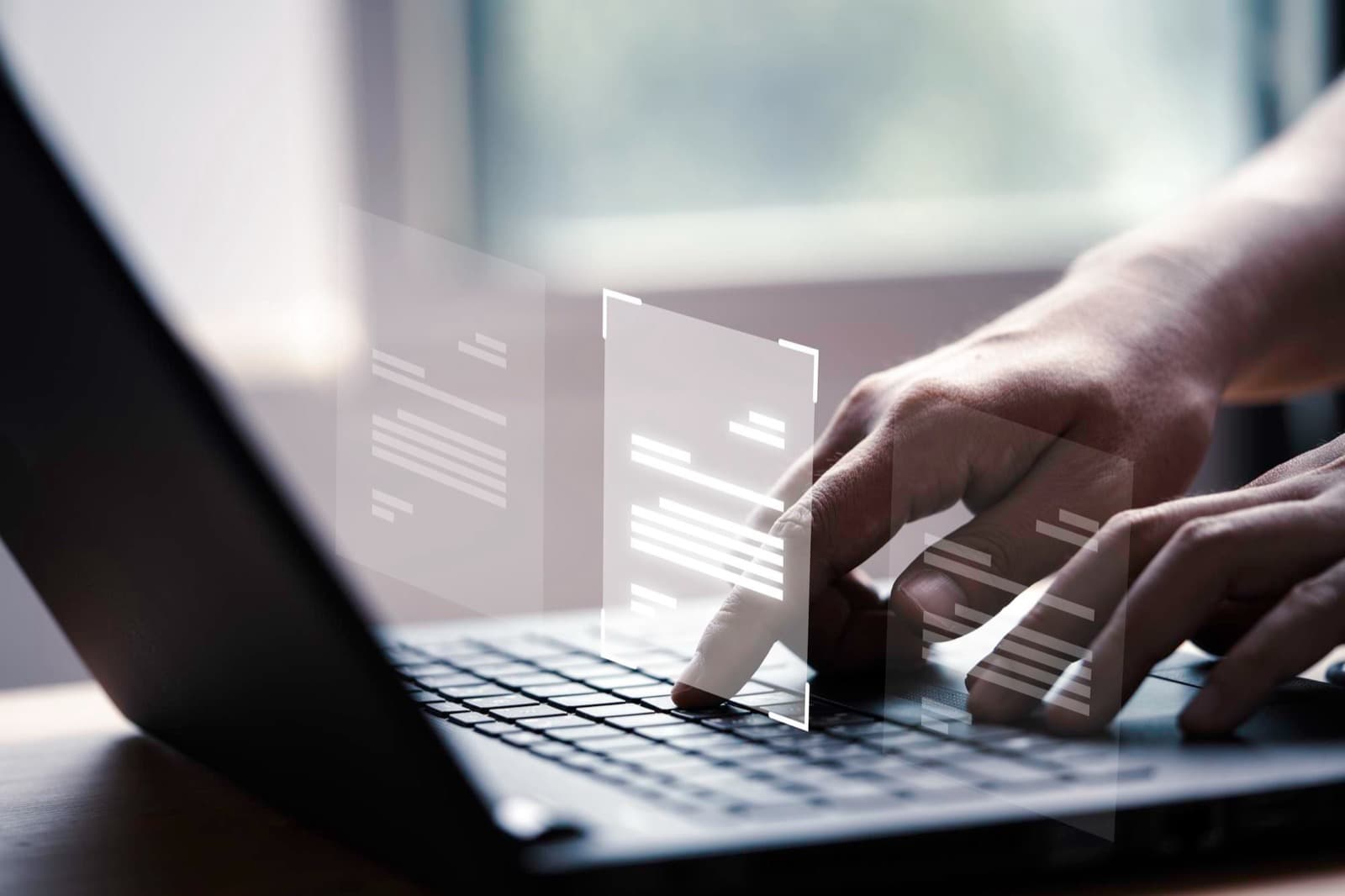 Person vid laptop med digitala dokument som symboliserar personuppgifter och GDPR