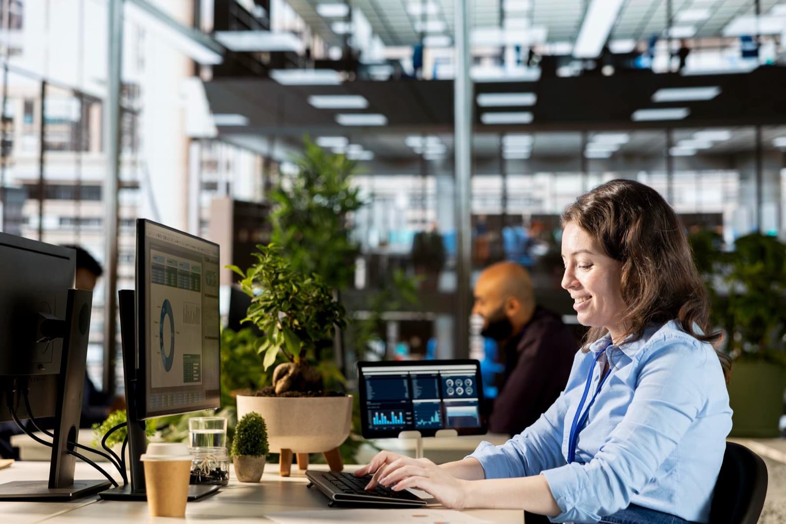 Medarbetare på ett IT-bolag som arbetar med försäljningsdata på datorn