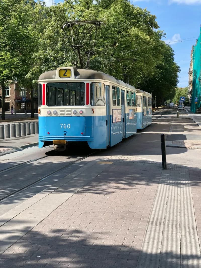 Blå spårvagn i centrala Göteborg