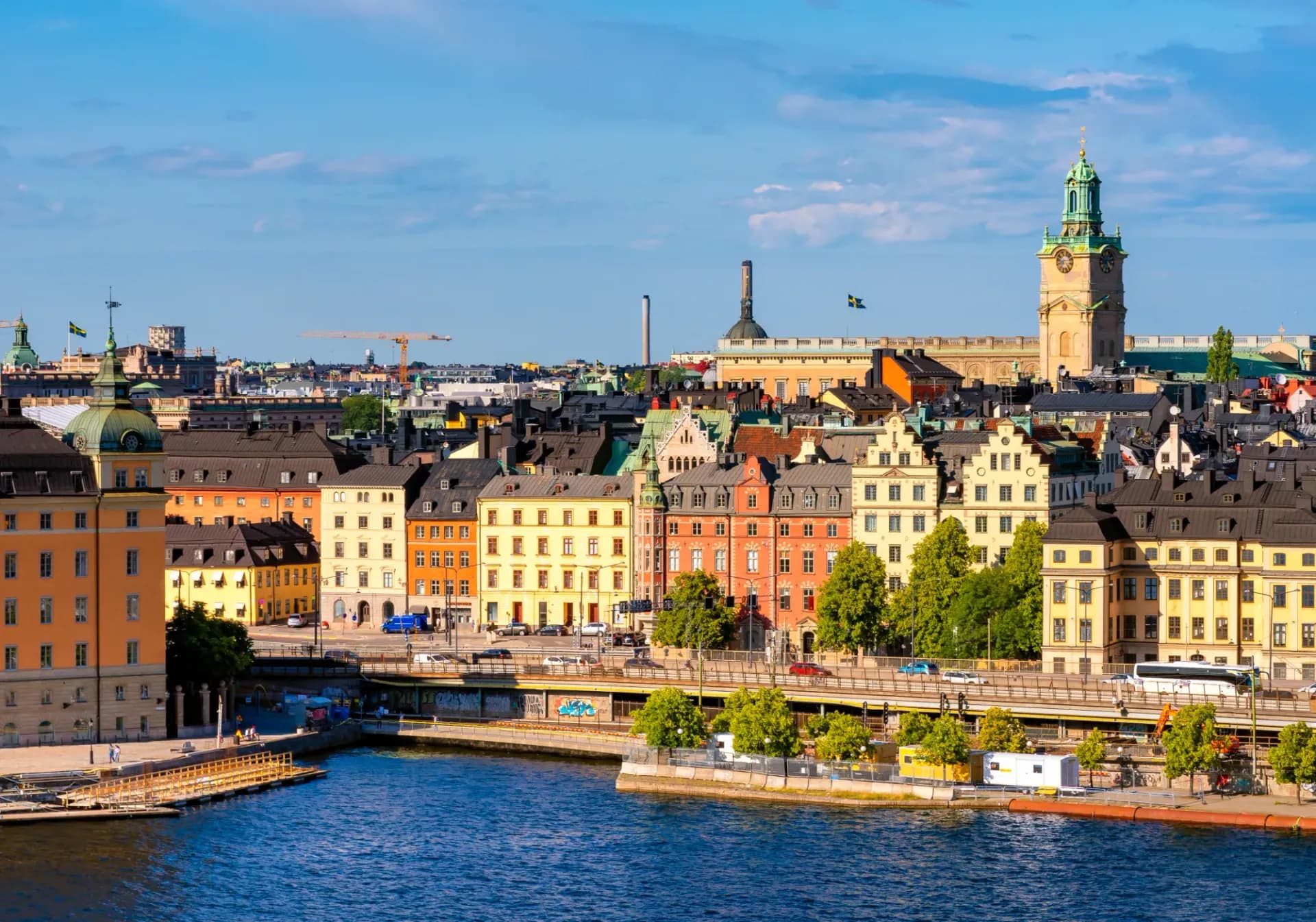 Bostadshus i Stockholm i kvällssol