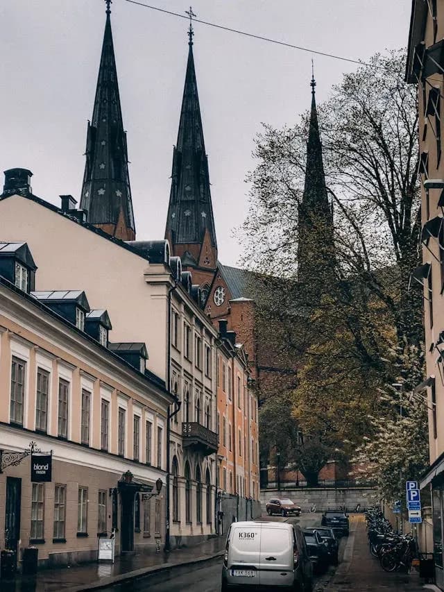 Uppsala domkyrkas torn ovanför stadens hus